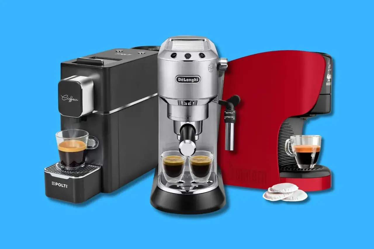 Tre macchine da caffè con cialde ese, una nera, una DeLonghi argentata e una rossa Bialetti, pronte per un espresso.