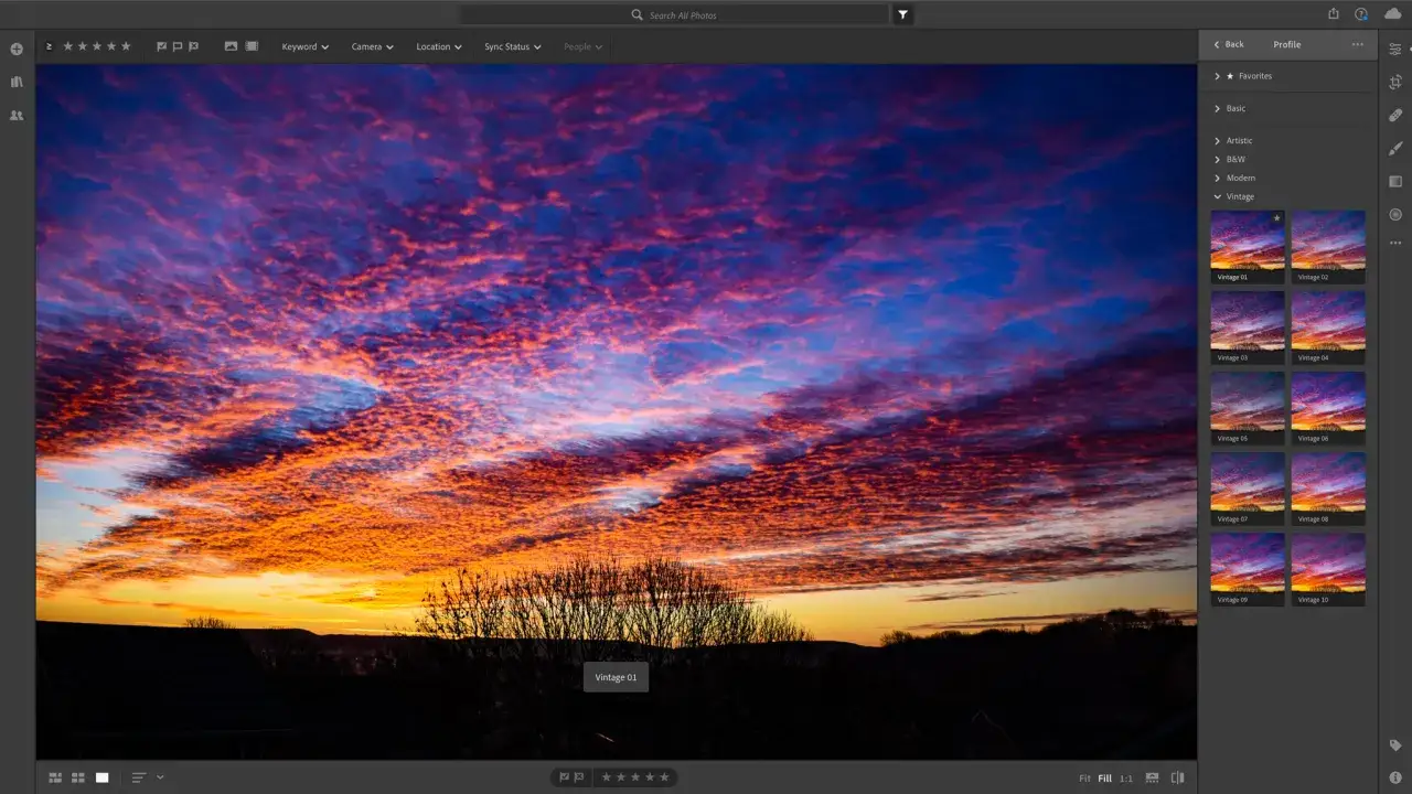 Zachód słońca z chmurami w odcieniach pomarańczu i fioletu, edytowany w programie Lightroom free.