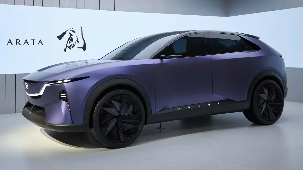 Futurystyczny, fioletowy SUV Mazda Arata z czarnymi felgami i podświetlanym logo.