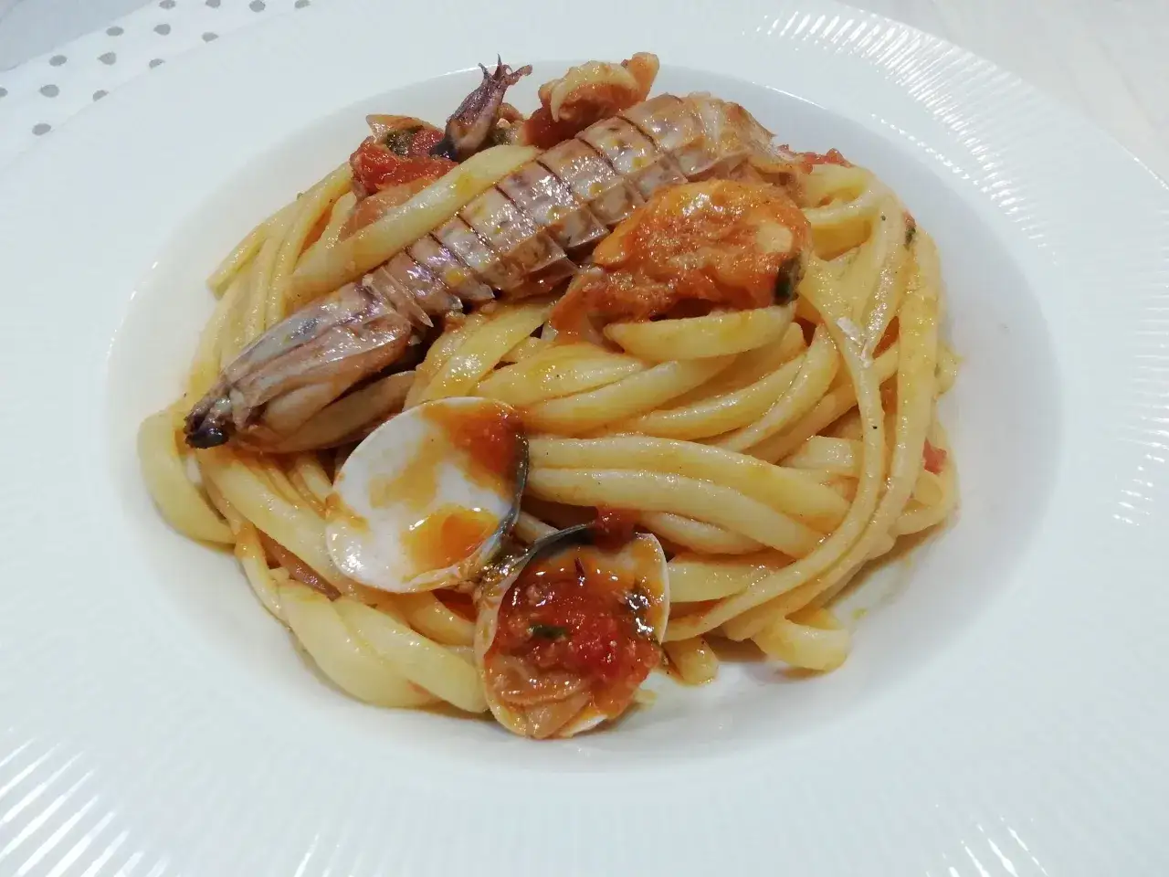 Spaghetti allo scoglio surgelati con gamberi, cozze e pomodoro. Un piatto gustoso e veloce, pronto in pochi minuti.