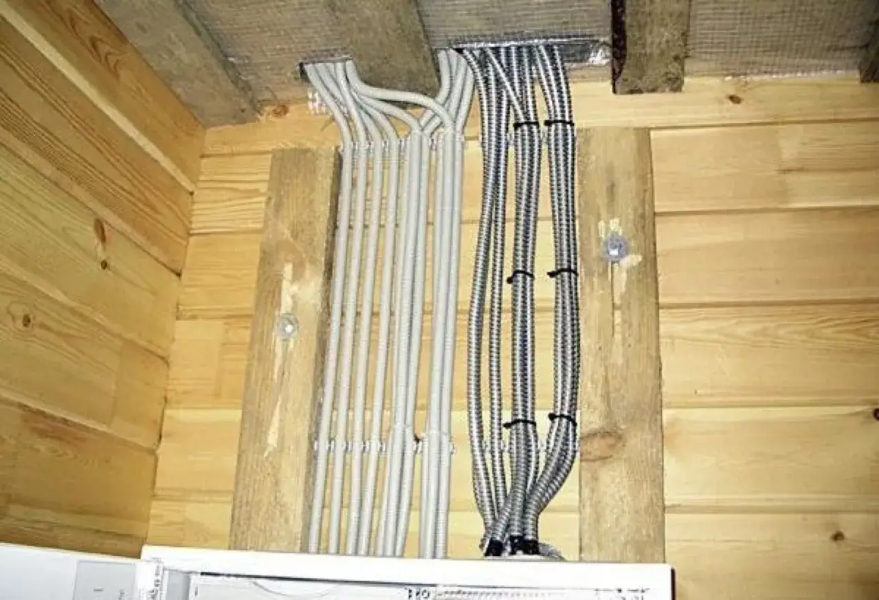 Solidne mocowanie peszli do drewna, zapewniające porządek i bezpieczeństwo instalacji elektrycznej w drewnianym wnętrzu.