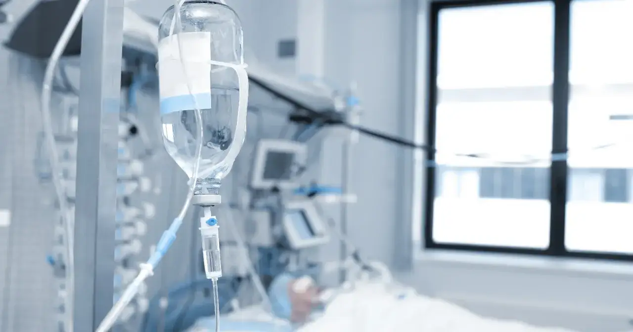 Intensywna terapia: kroplówka i aparatura medyczna. Czasem wybudzanie ze śpiączki farmakologicznej trwa długo.