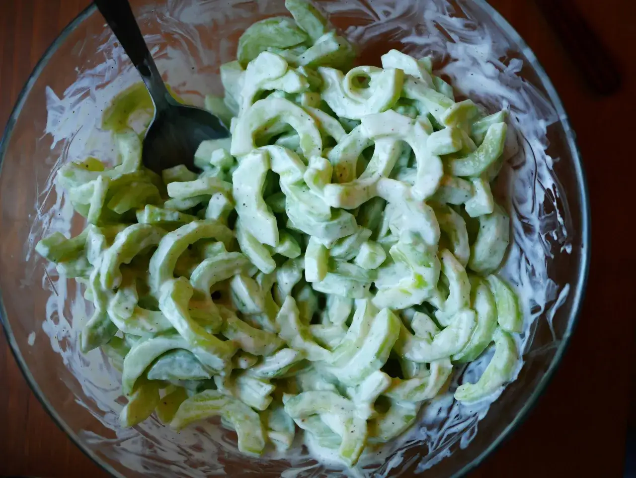 Salade de concombre &agrave; la cr&egrave;me, fra&icirc;che et cr&eacute;meuse, pr&ecirc;te &agrave; &ecirc;tre d&eacute;gust&eacute;e.