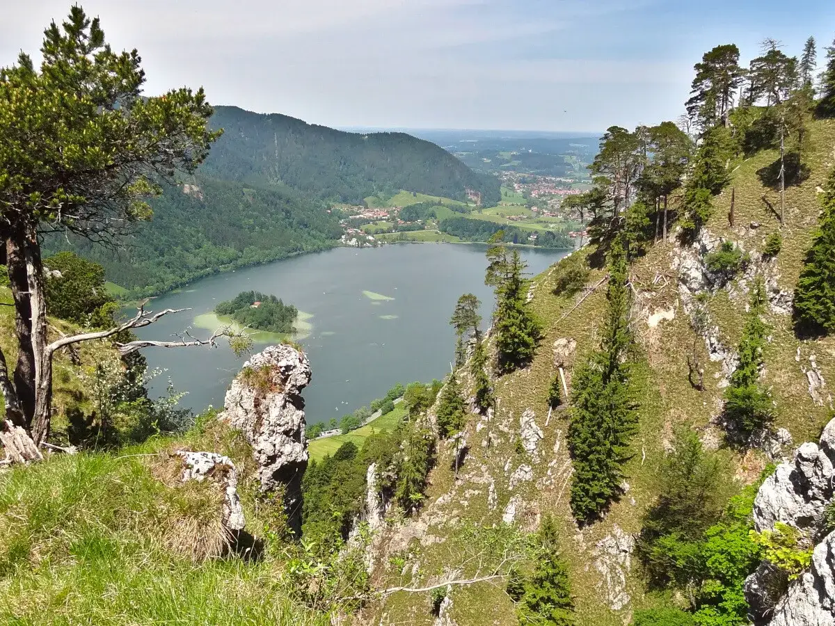 Blick vom Berg auf den Schliersee mit Insel. Der Schliersee Rundweg bietet solche Aussichten.