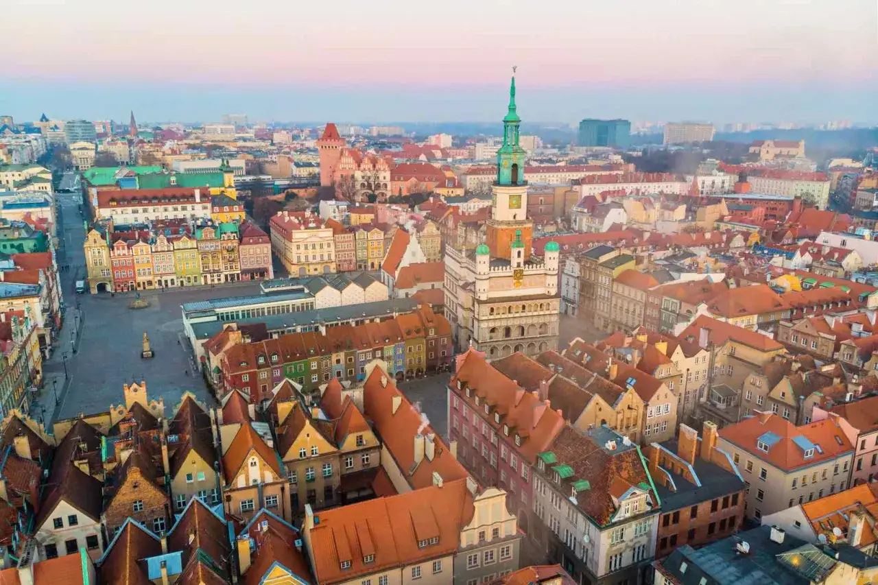 Poznań z lotu ptaka. Kolorowe kamienice Starego Rynku i ratusz zachęcają do jednodniowych wycieczek z Poznania.