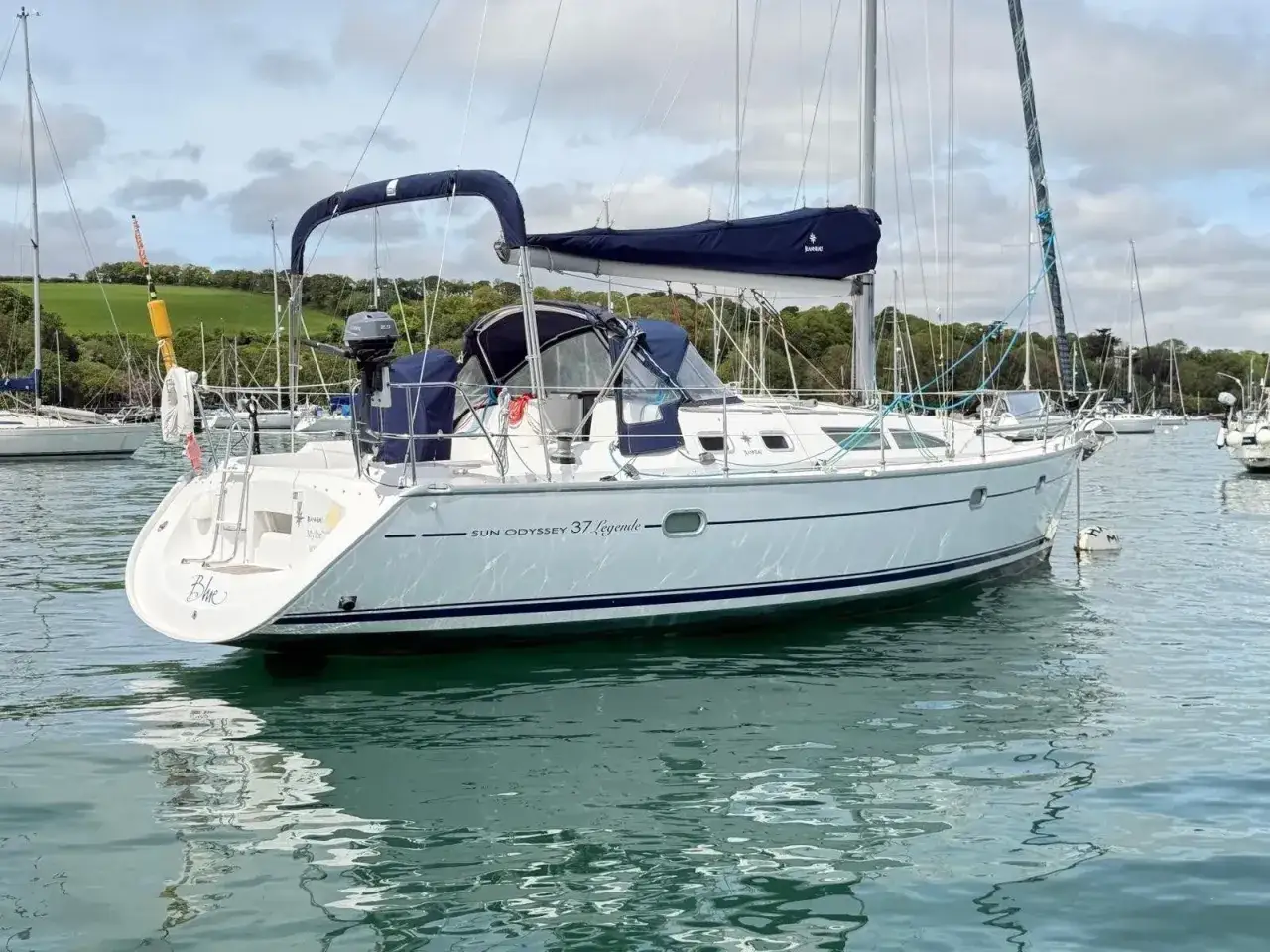 Bateau Sun Odyssey 37 Légende à quai, prêt pour de nouvelles aventures. Avis positifs pour ce voilier.