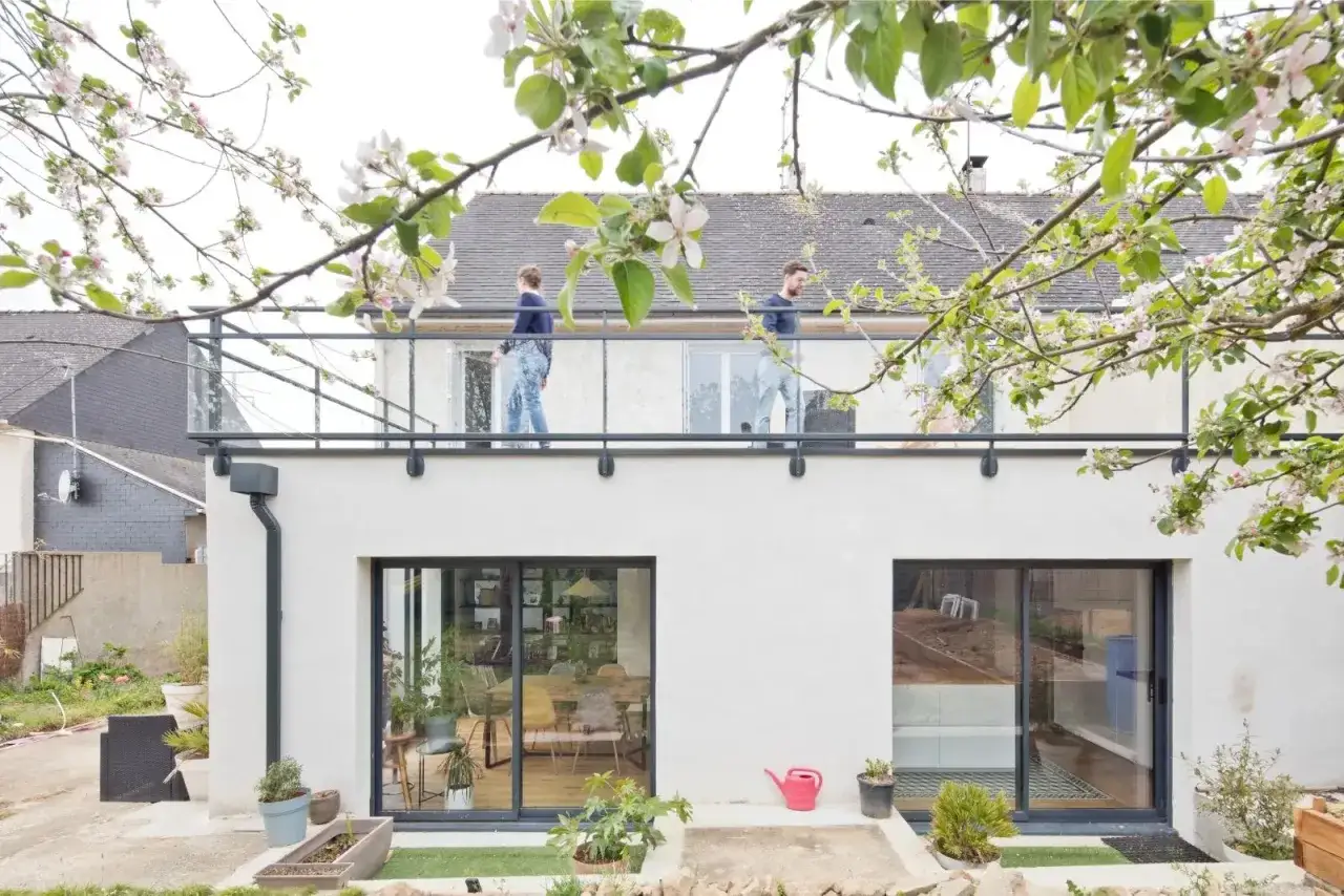 Maison avec surélévation moderne, balcon vitré. Le prix d'une surélévation maison 50m2 peut varier.