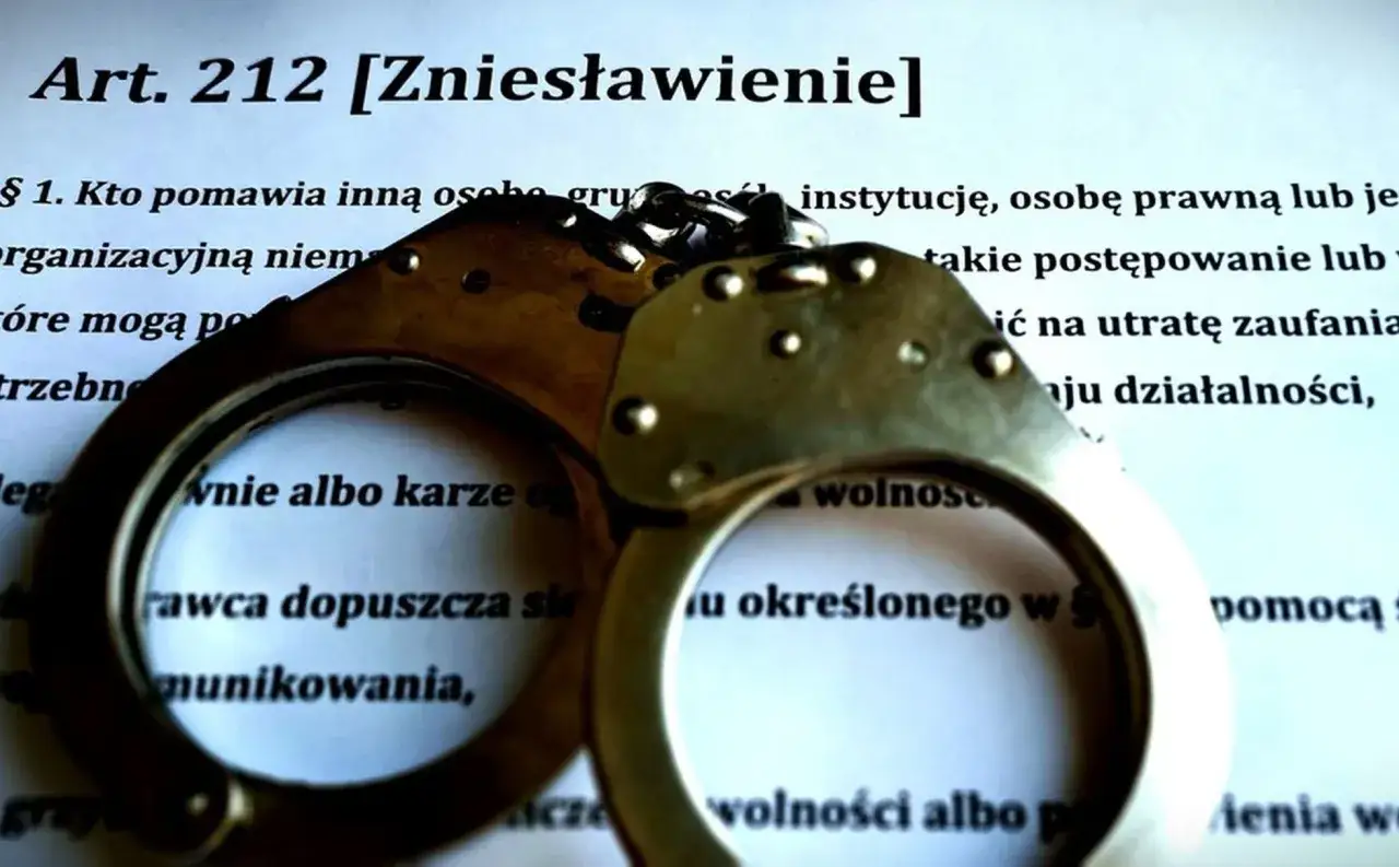 Kajdanki na dokumencie z Art. 212 [Zniesławienie]. Prawo karne, 212 kk, symbolizuje konsekwencje czynów.