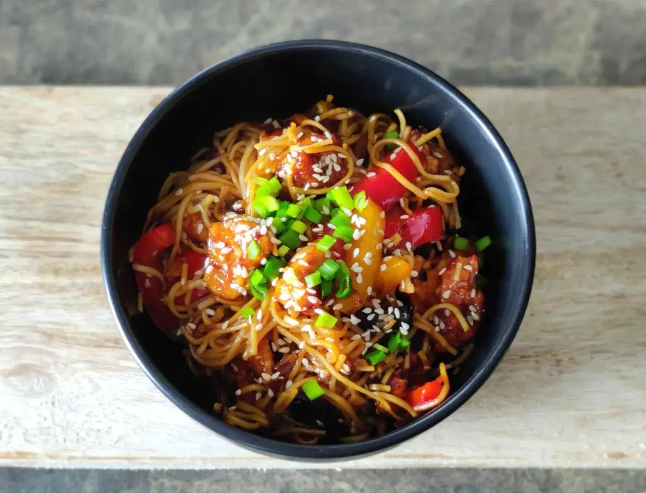 Pyszne danie Chow Mein z kurczakiem, warzywami i sezamem. Idealne na szybki obiad, zgodnie z tym przepisem.