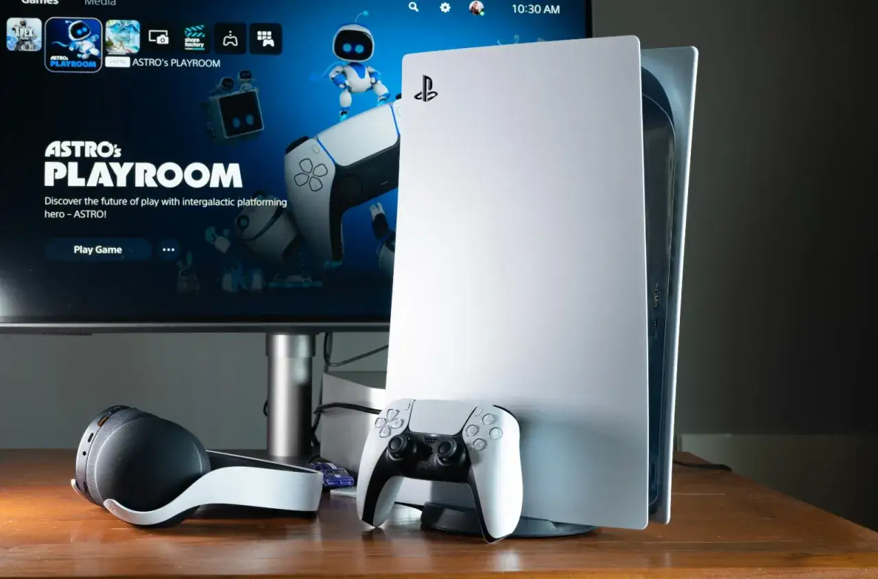 Konsola PS5 z kontrolerem i słuchawkami, na ekranie gra Astro's Playroom. Premiera PS5 Pro coraz bliżej!