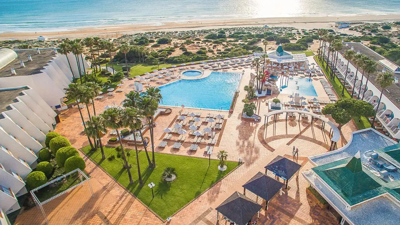 Traumhafter Blick auf das Iberostar Royal Andalus mit Poollandschaft und Strand. Palmen säumen die Anlage.
