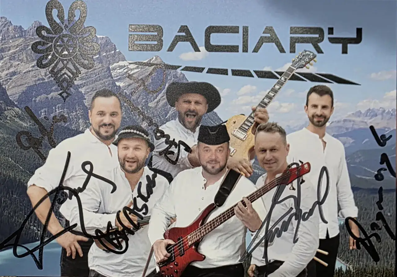 Baciary w g&oacute;rskim krajobrazie, z gitarami i basem, gotowi do zagrania swoich utwor&oacute;w.