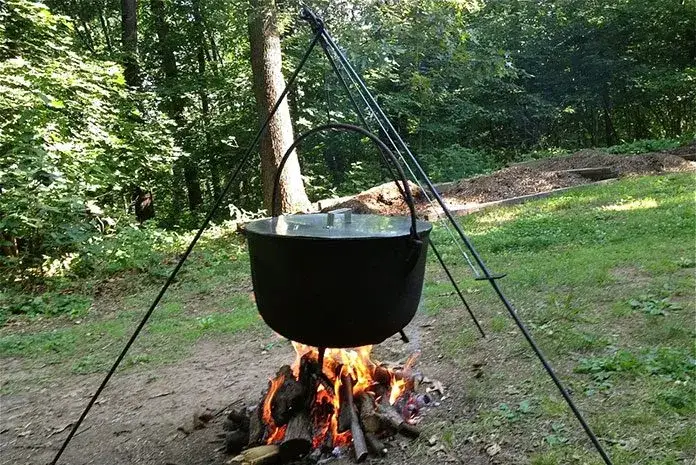 różne rodzaje kociołków żeliwnych