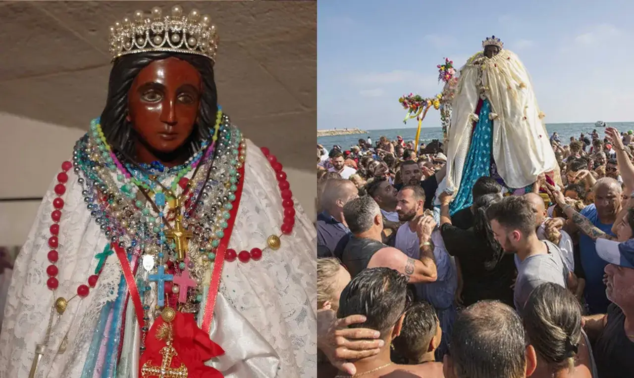 Procesión del santo de Sara, una figura adornada con joyas y coronada, es llevada en hombros por una multitud hacia el mar.
