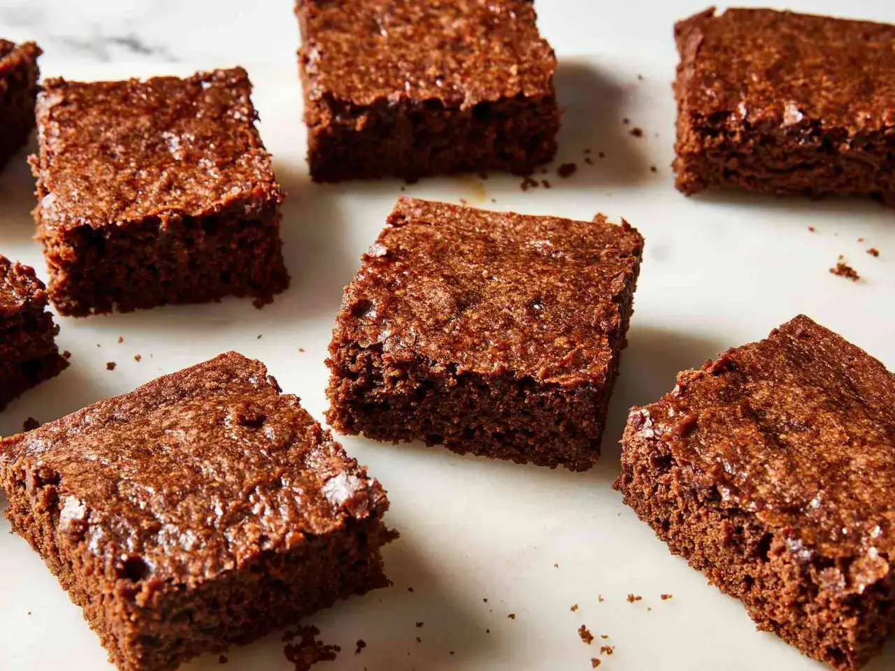 Brownies veganos de chocolate, cortados en cuadrados y listos para disfrutar.