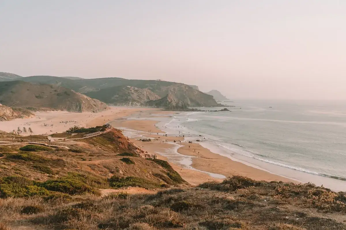 Atemberaubende Küstenlandschaft der Algarve. Hier sind einige Algarve Reisetipps: Erkunden Sie die Strände und Klippen.