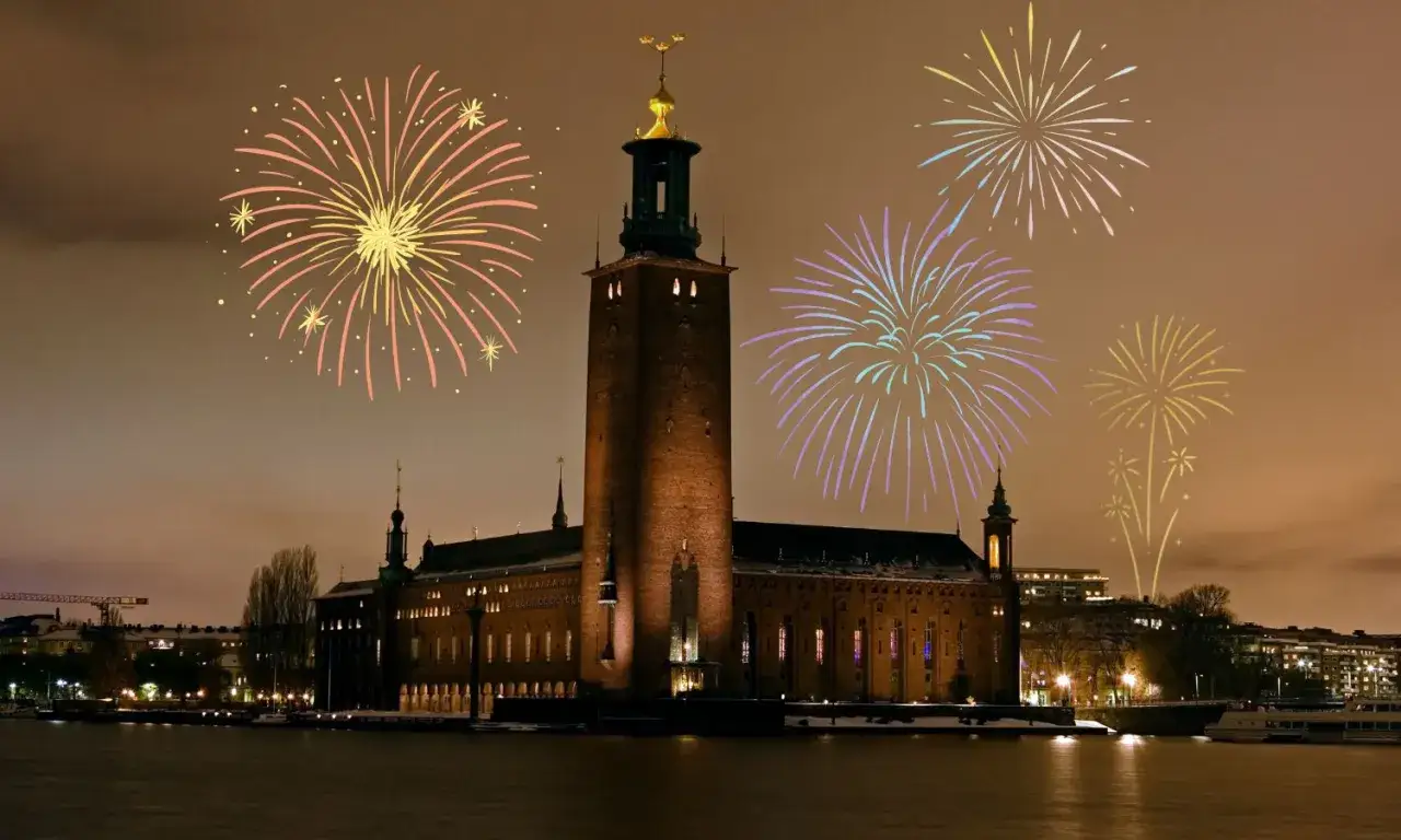 Fyrverkerier lyser upp himlen &ouml;ver Stadshuset vid ny&aring;r i Stockholm.