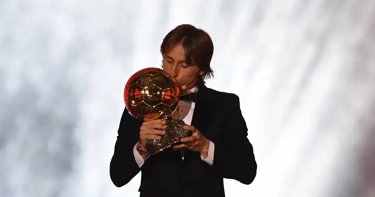 Luka Modrić całuje Złotą Piłkę, symbol swojego największego triumfu.
