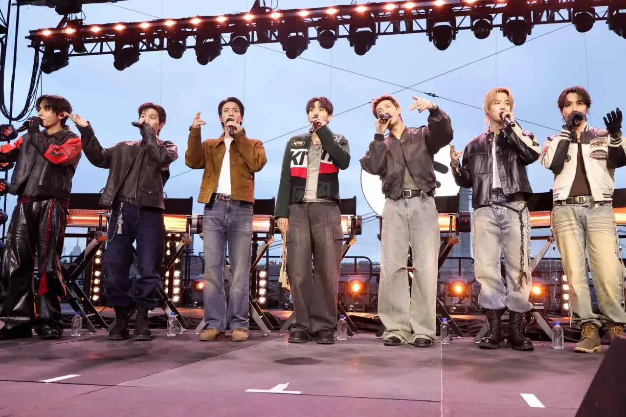 BTS-Mitglieder auf der B&uuml;hne, die ihre Hits performen, die Millionen von BTS Spotify Streams generieren.