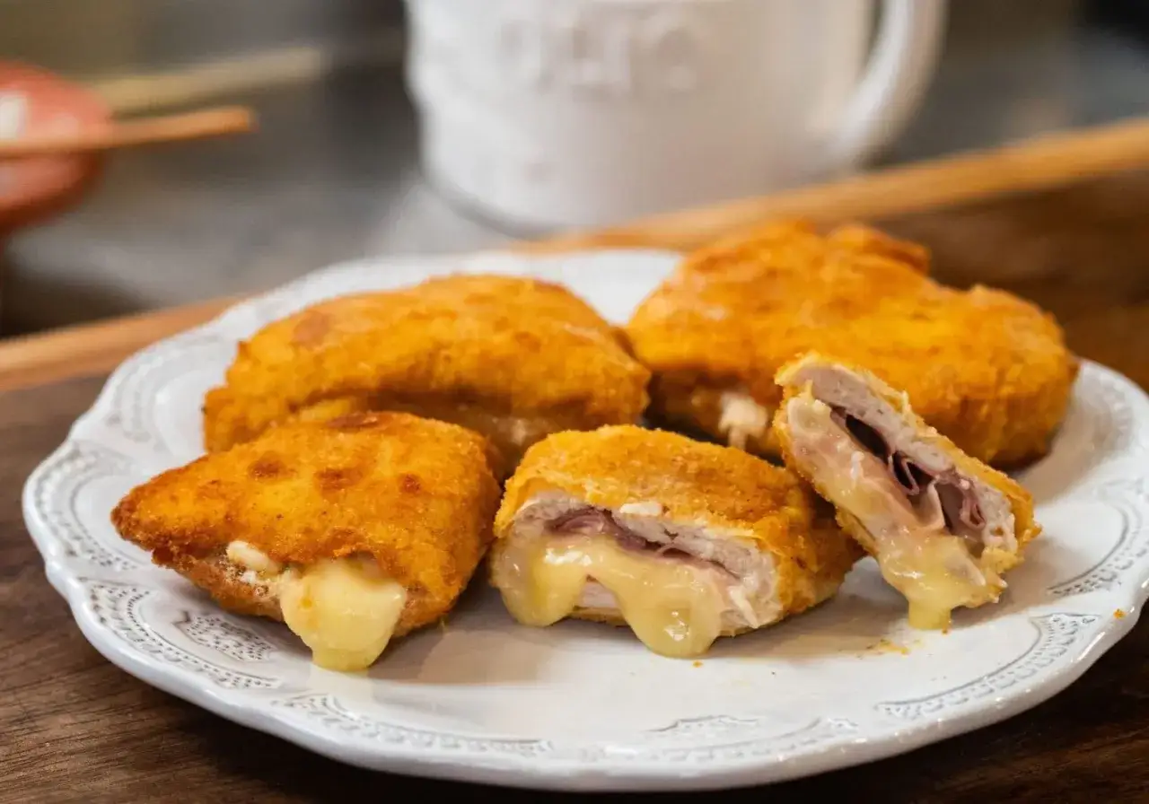 F&auml;rdiglagad cordon bleu med sm&auml;lt ost som rinner ut. En klassiker p&aring; tallriken!