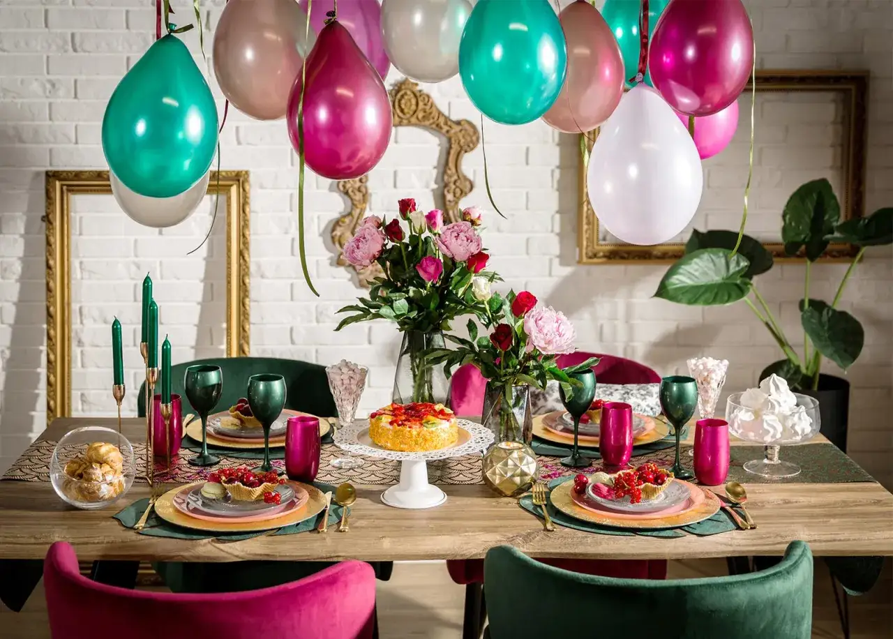 Jak zorganizować osiemnastkę w domu? Kolorowe balony, kwiaty i elegancko nakryty stół tworzą idealną atmosferę na domowe przyjęcie.