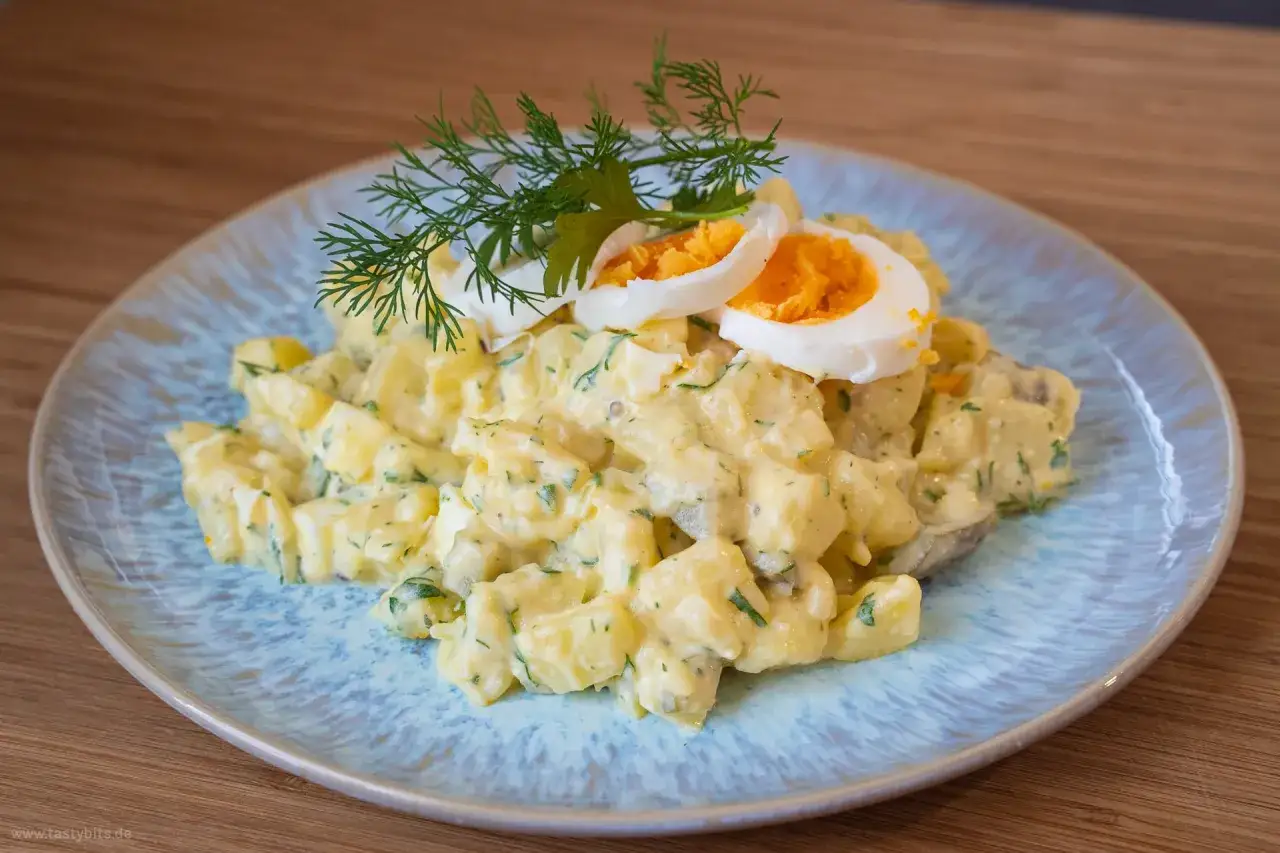 Cremiger Kartoffelsalat mit Mayonnaise, garniert mit Dill und Ei. Ein klassisches Kartoffelsalat Rezept, das immer schmeckt.