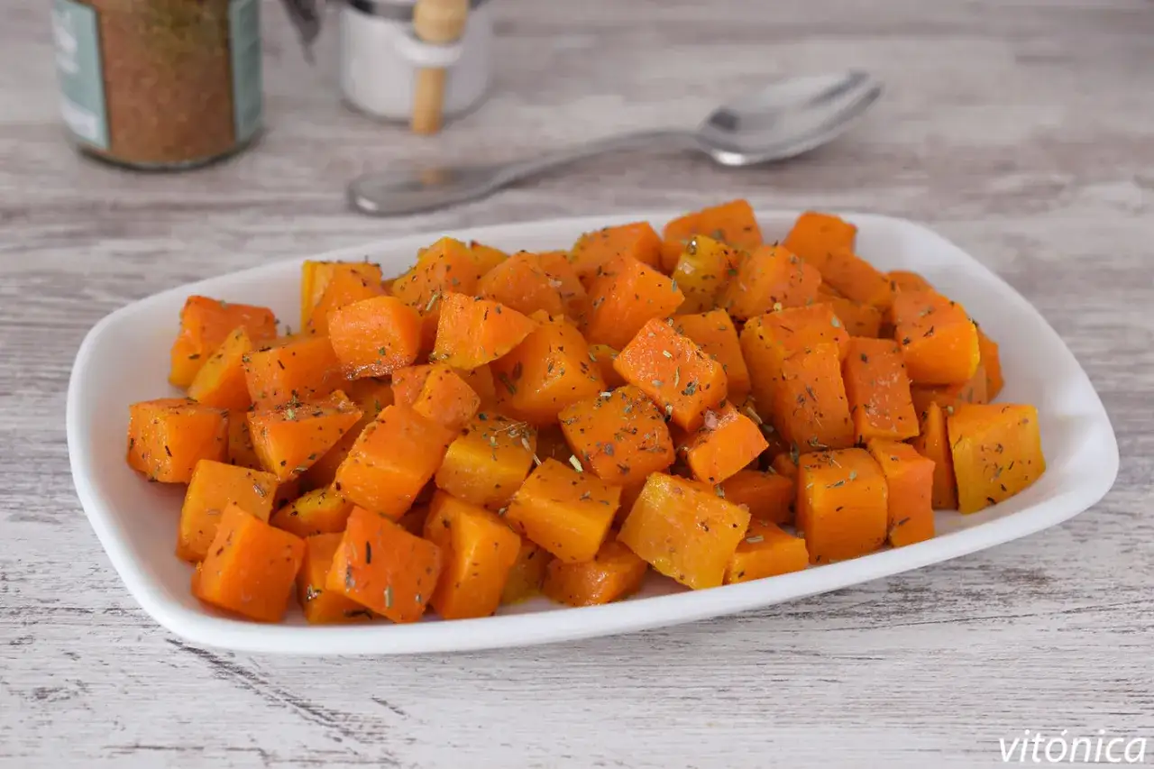 Deliciosa calabaza al horno, cortada en cubos y espolvoreada con hierbas aromáticas. Un plato sencillo y saludable.