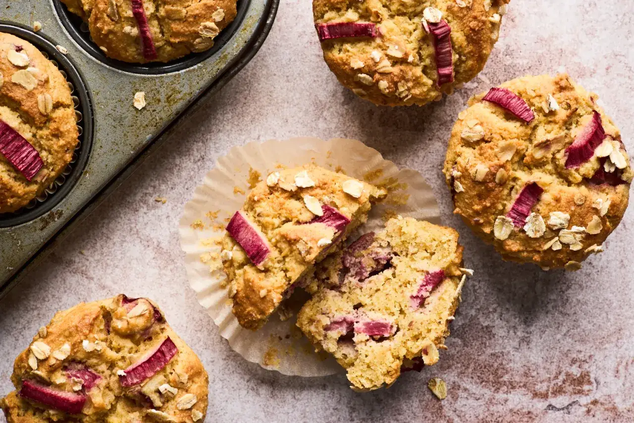 Muffins mit Rhabarber und Haferflocken, perfekt f&uuml;r **Rezepte mit Mandelmehl**. Saftig und lecker!