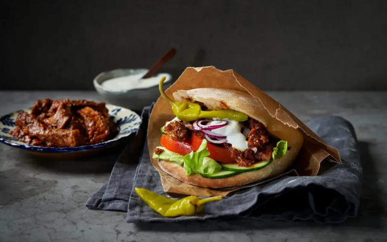 En saftig kebab i pitabröd med grönsaker och sås. Perfekt för ett snabbt och gott kebab recept.