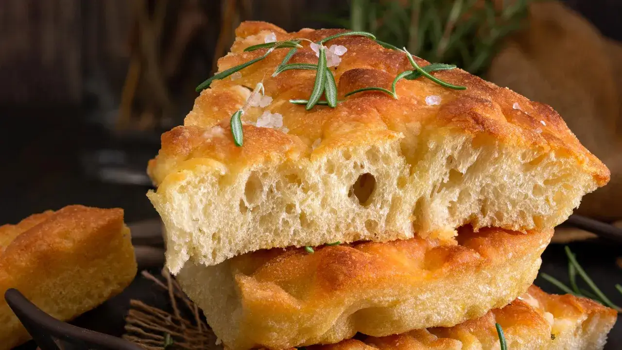 Focaccia dorada y esponjosa, con romero y sal gruesa. Una deliciosa receta para disfrutar.