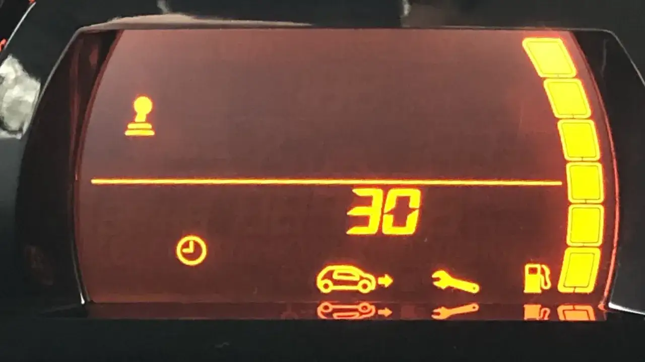 Voyant voiture clé à molette signification : le tableau de bord affiche un symbole de clé à molette, indiquant un problème mécanique. Le chiffre 30 pourrait être un code d'erreur.