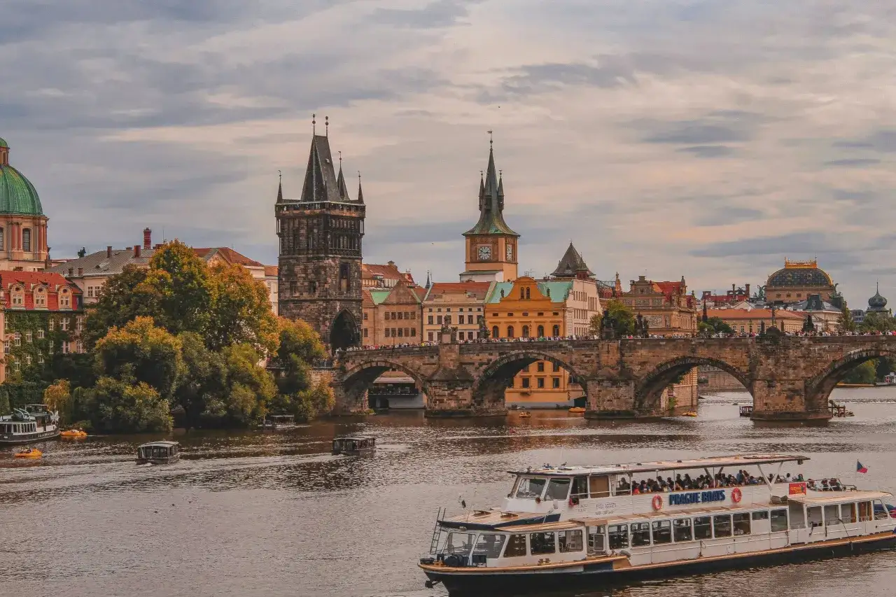 Widok na Most Karola w Pradze, z łodziami na Wełtawie. To na pewno Praga, a nie Budapeszt!