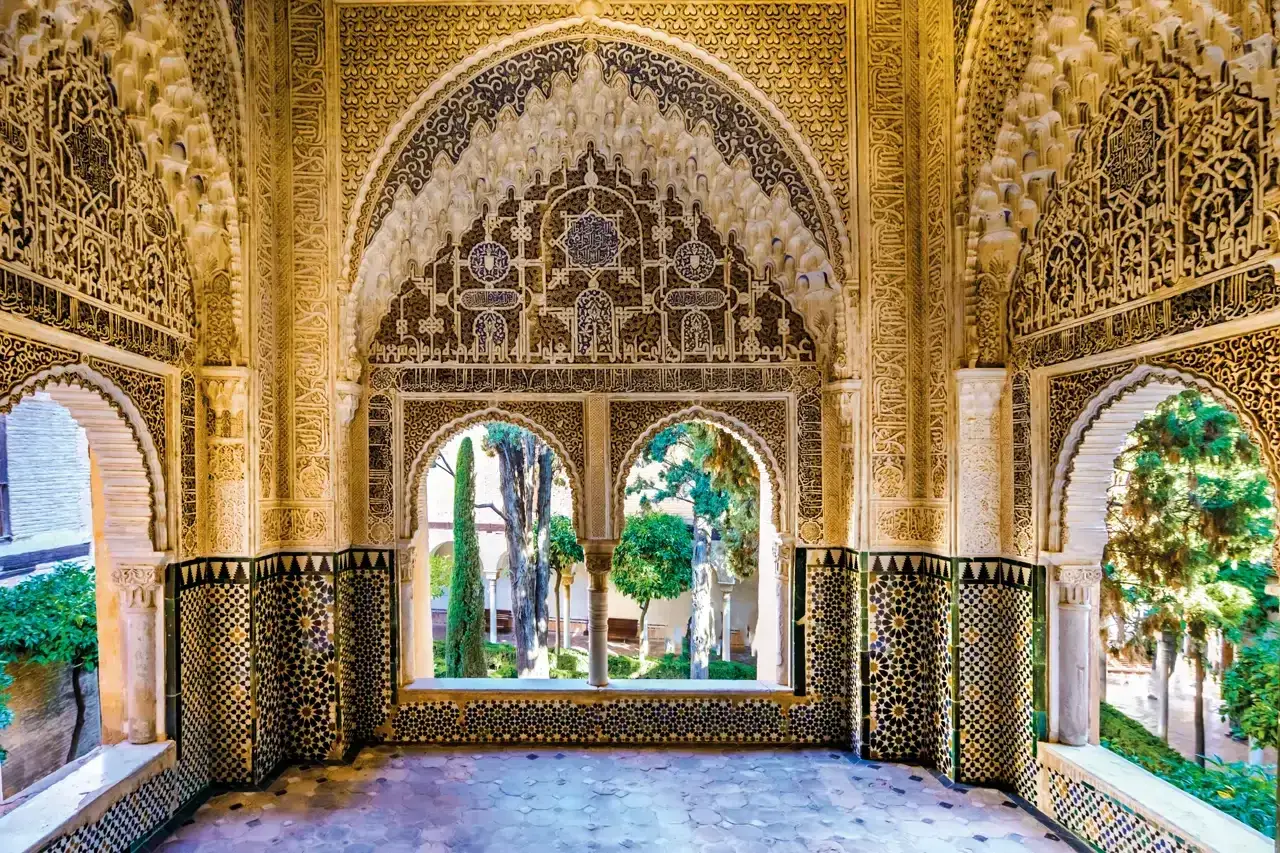 Detalles intrincados de la Alhambra, perfectos para tu itinerario de **que ver en Granada en dos días**.