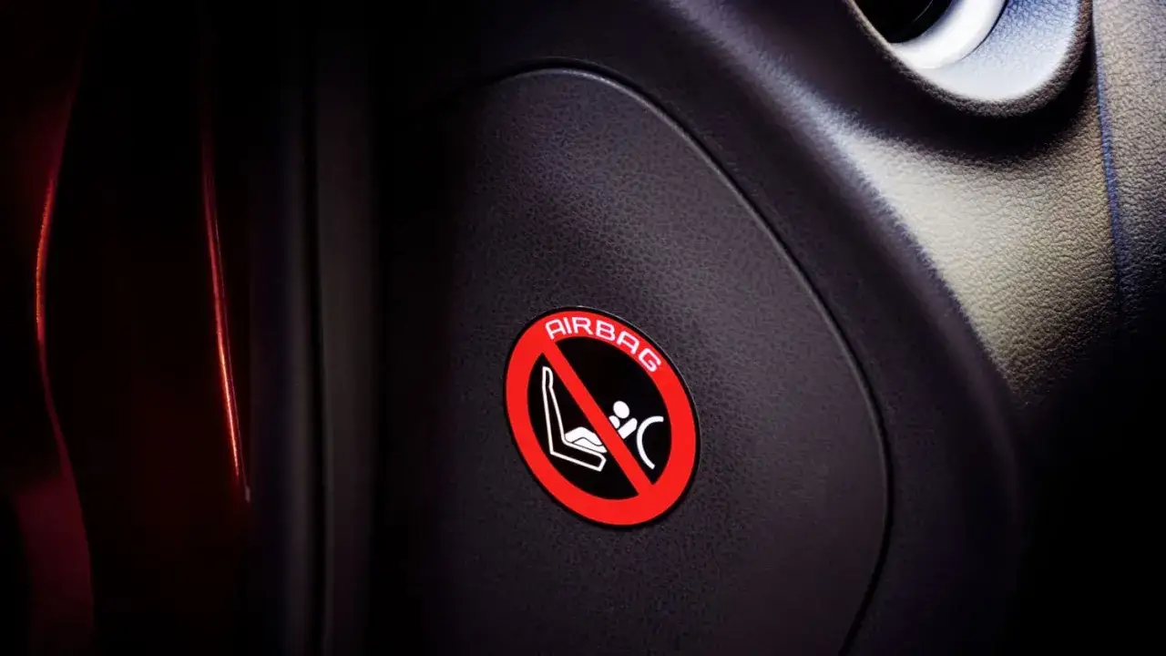 Warnhinweis: Beifahrer Airbag ausschalten. Das Symbol zeigt einen Kindersitz, der nicht auf dem Beifahrersitz platziert werden darf.