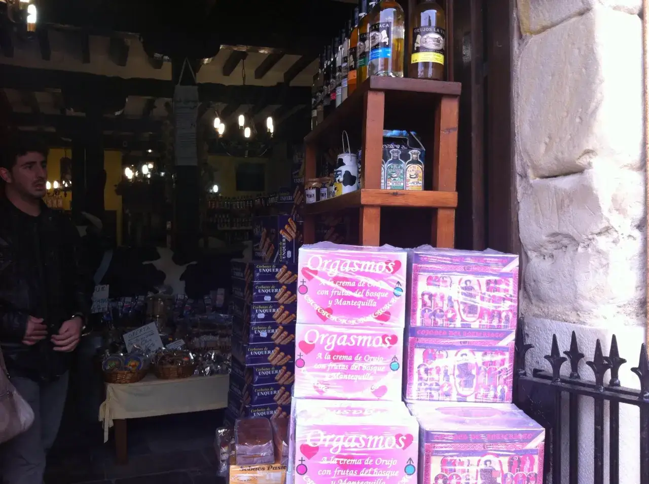 En el mercadillo de Santillana del Mar, cajas de