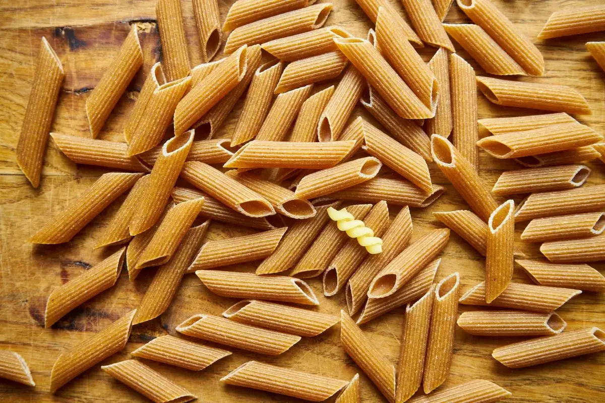 Makaron pełnoziarnisty (ciemny) vs jasny - porównanie kcal. Na zdjęciu penne i jeden fusilli.