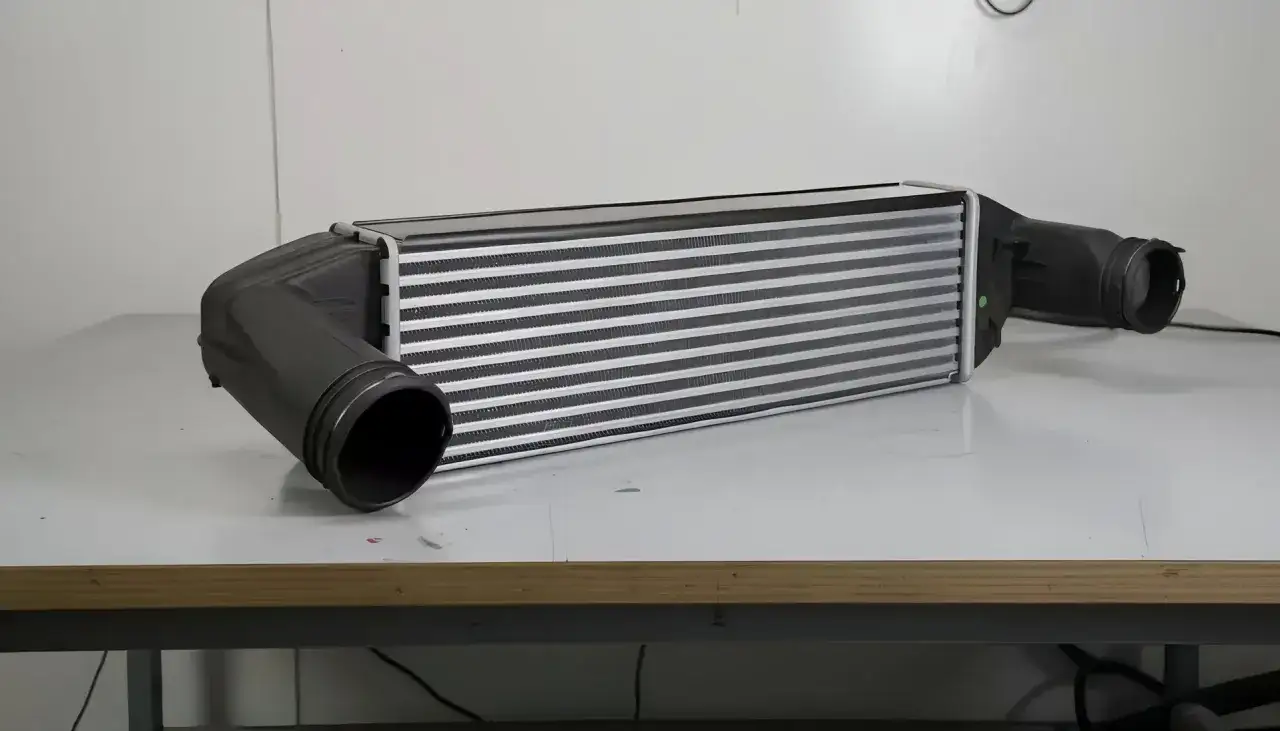 Uszkodzony intercooler w dieslu objawy: utrata mocy, dymienie, nierówna praca silnika. Ten element jest kluczowy dla prawidłowego działania turbosprężarki.