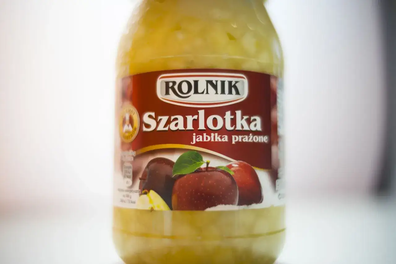 Słoik z prażonymi jabłkami ROLNIK Szarlotka. Idealne, by szybko zrobić jabłka do szarlotki.