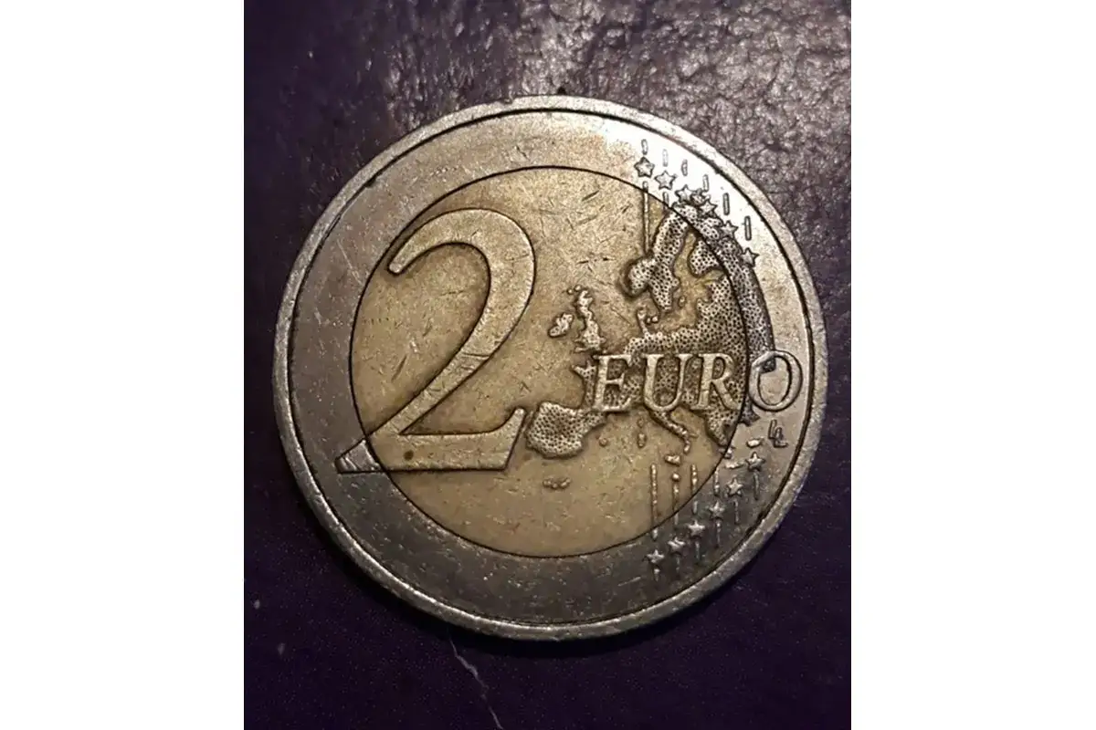 Une pi&egrave;ce de 2 euros rare, montrant la carte de l'Europe et le chiffre 2.