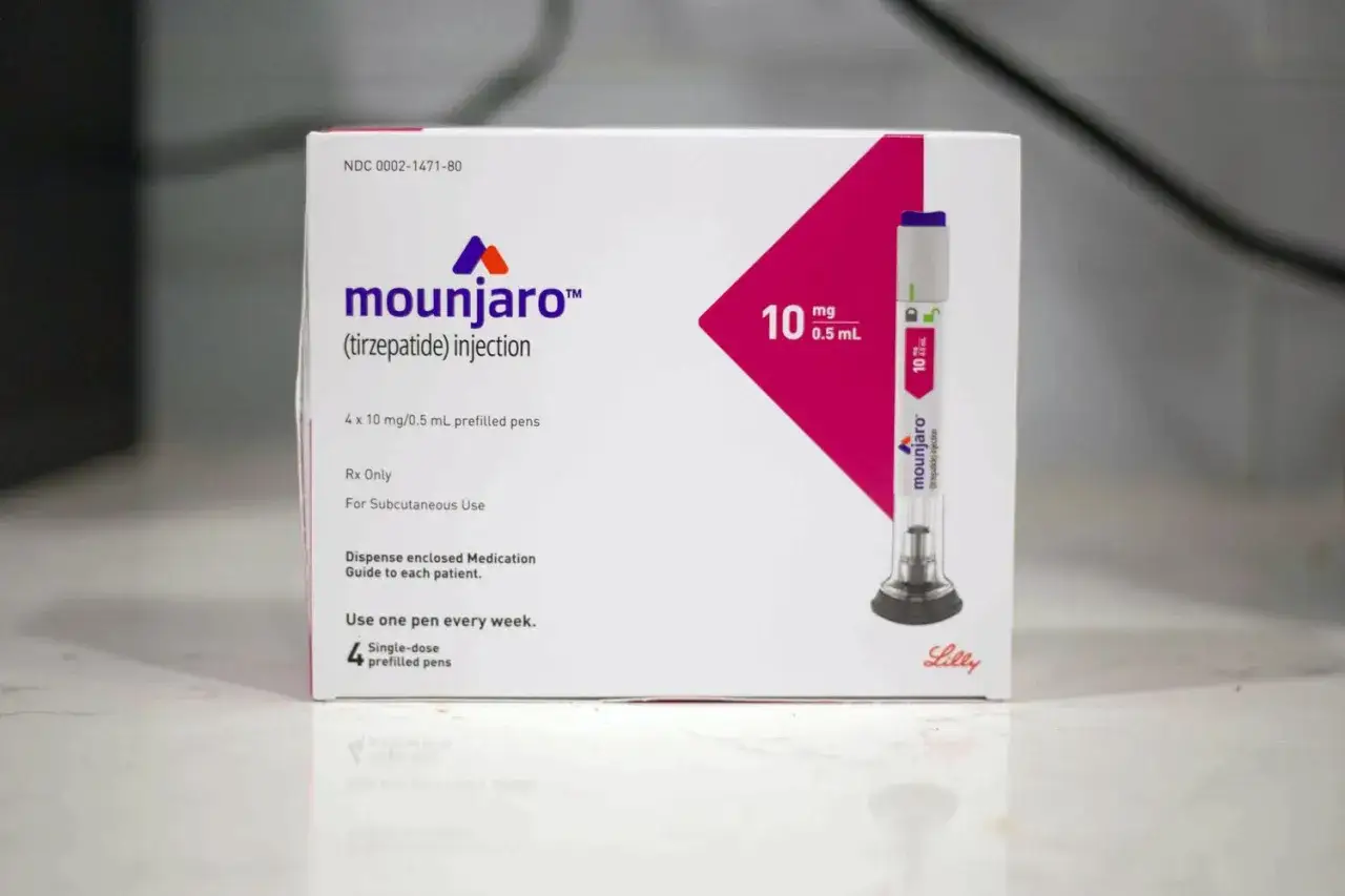 Opakowanie leku Mounjaro (tirzepatide) injection, zawierające 4 jednodawkowe peny po 10 mg/0,5 mL.