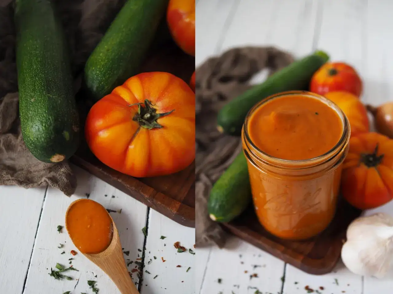 Zucchini-Ketchup in einem Glas, daneben frische Zucchini, Tomaten und Knoblauch. Ein Löffel mit dem Ketchup liegt daneben.