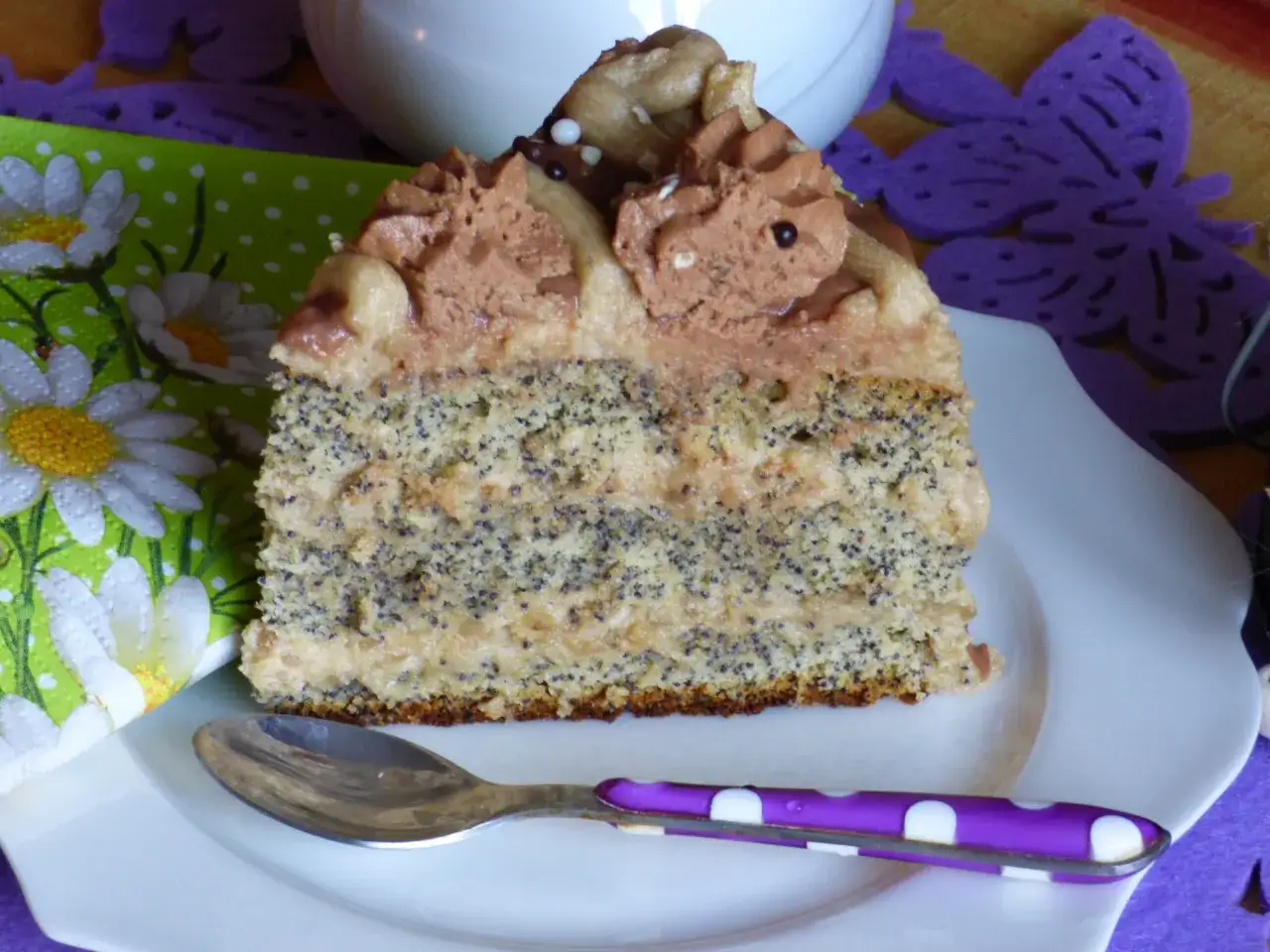 Pyszny tort makowy mojej mamy, z kremem czekoladowym i ozdobami. Idealny na deser.
