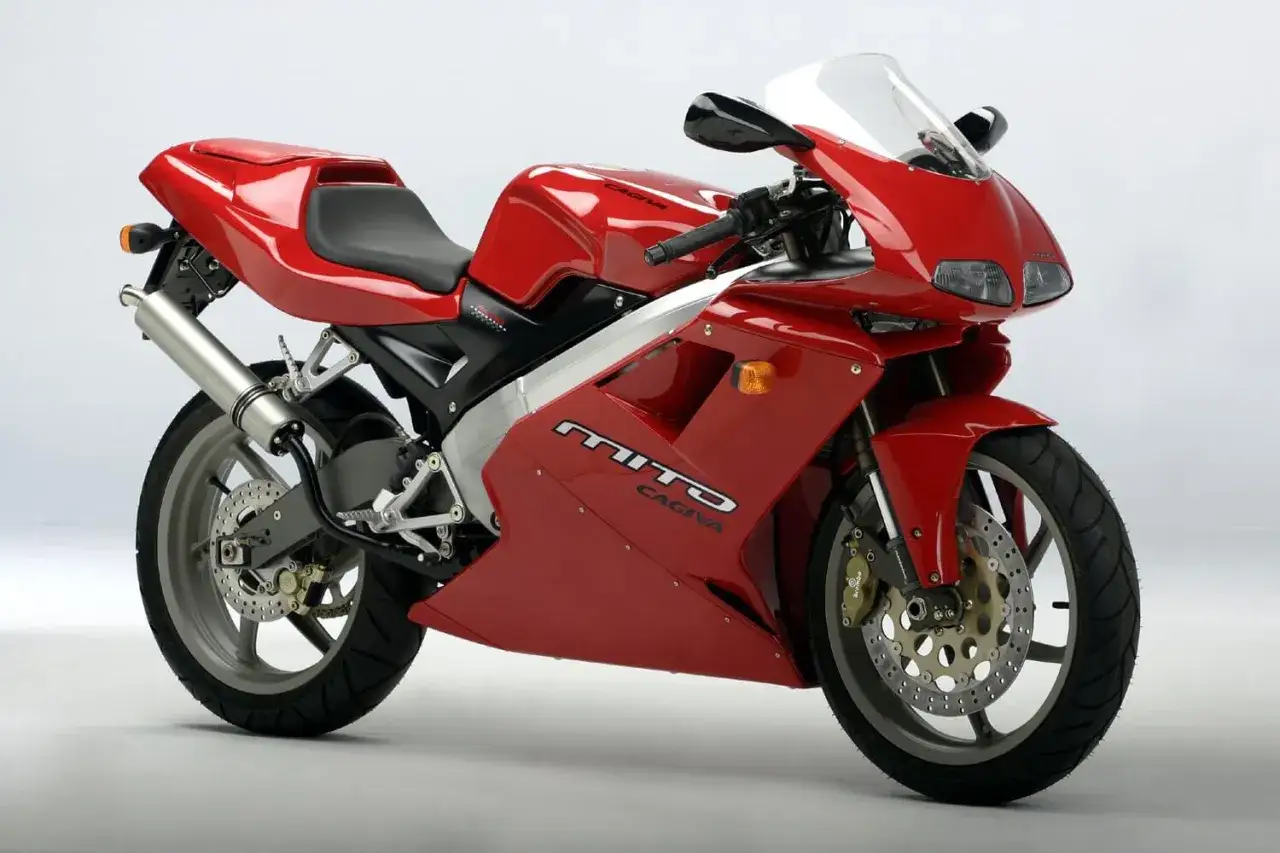 Czerwona Cagiva Mito, jeden z najszybszych 125, z charakterystycznym logo i sportowym wyglądem.