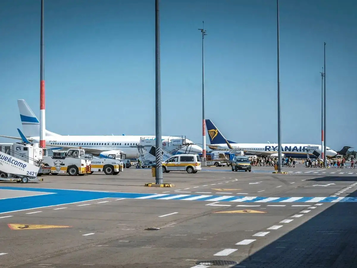 Loty na Sardynię: samoloty Ryanair i inne czekają na pasażerów na lotnisku.