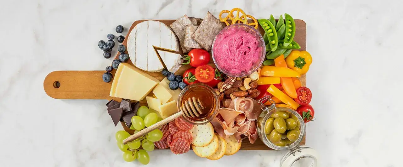 En h&auml;rlig bricka med ost, charkuterier, frukt, gr&ouml;nsaker och dipp &ndash; perfekt f&ouml;r en supergod fredagsmat!