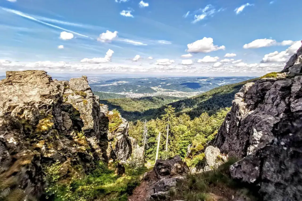 Felsige Aussicht auf ein Tal mit Wäldern und einer Stadt. Perfekt für Ausflugsziele BW.