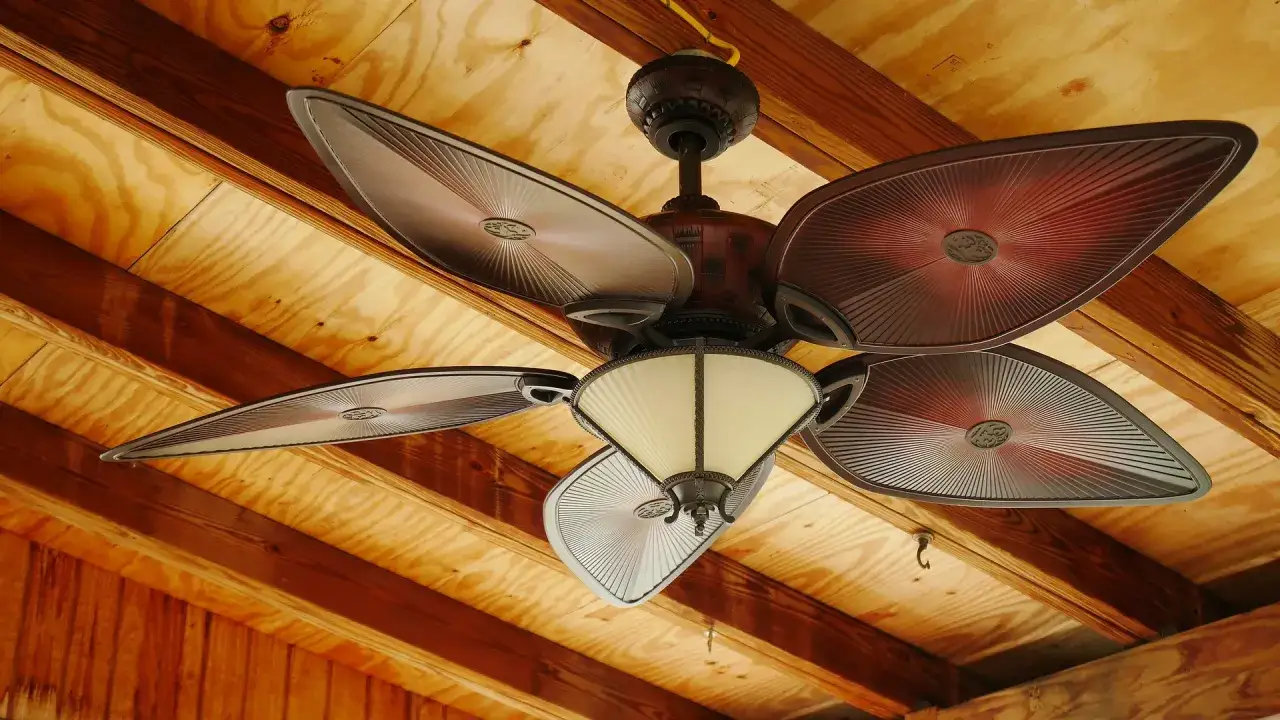 Ventilador de techo de cinco aspas con luz, ideal para saber como elegir un ventilador de techo.