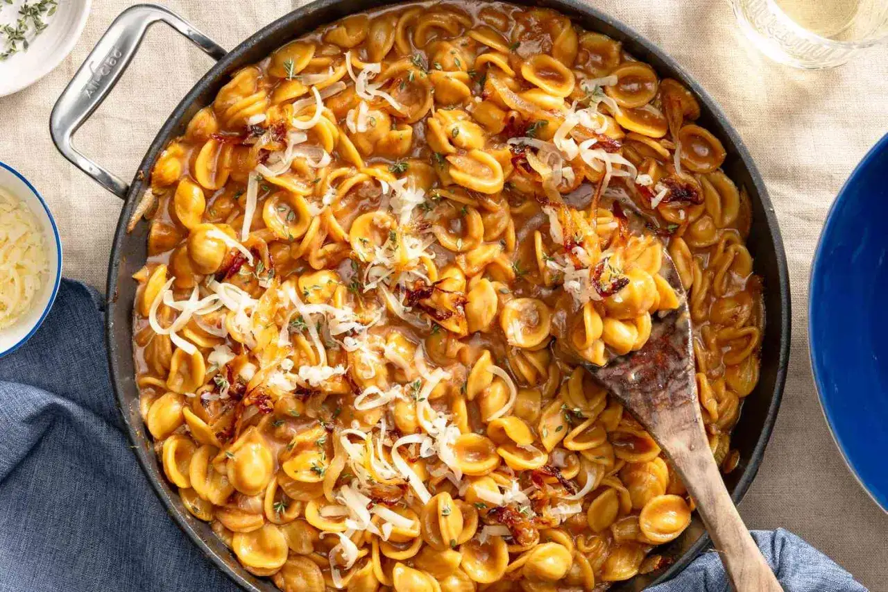 Orecchiette-pasta i kr&auml;mig s&aring;s med riven ost och &ouml;rter. Perfekt f&ouml;r 5 recept som &auml;r l&auml;tta och ekonomiska.