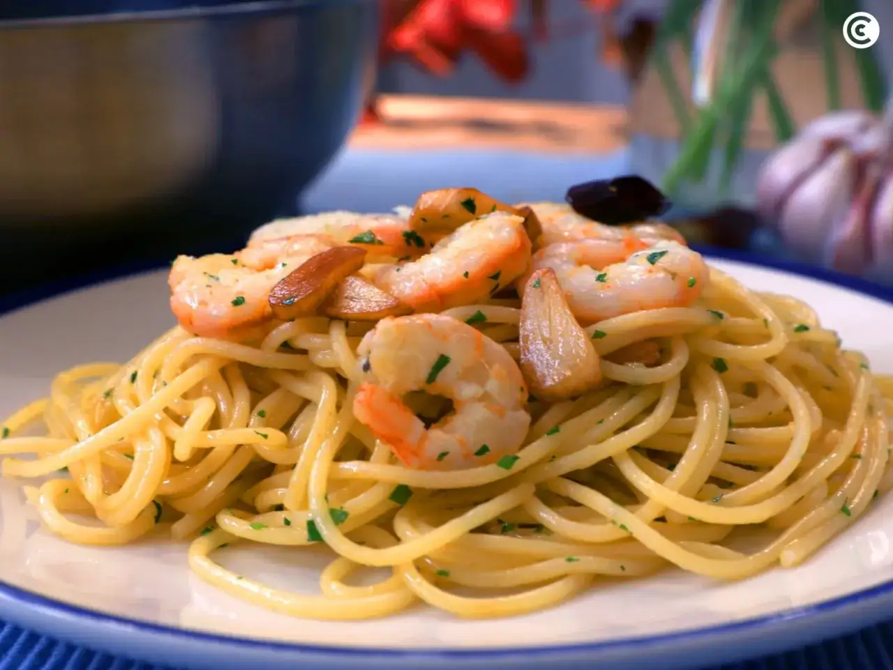 Espaguetis con gambas, ajo y perejil, un plato delicioso y fácil de preparar.