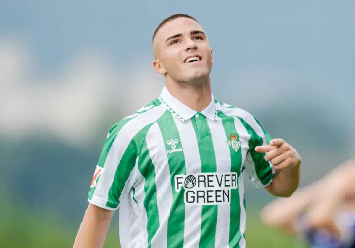Pablo García, jugador del Betis, celebra un gol con su camiseta verdiblanca.
